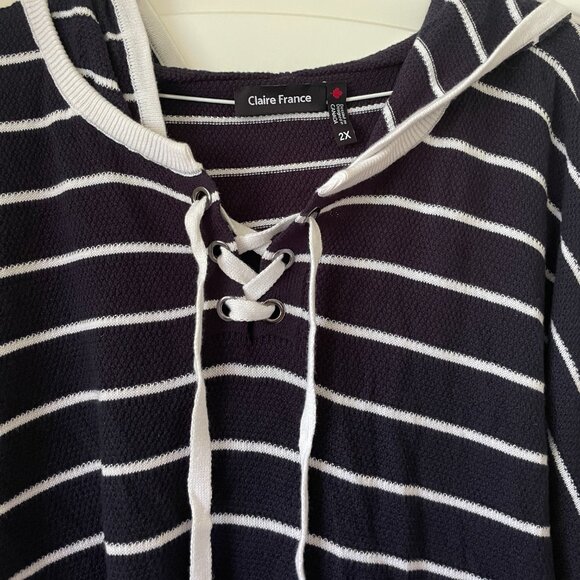 Black & White Striped Hooded Light Knit Sweater - Claire France - Picture 2 of 4